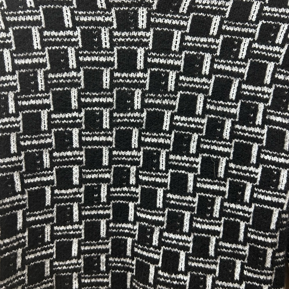 Zara Black and White Geometric Long Sleeve Crop Top - Picture 2 of 3